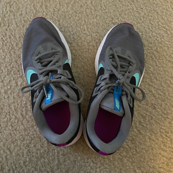 Nike Tennis shoes - Picture 2 of 3